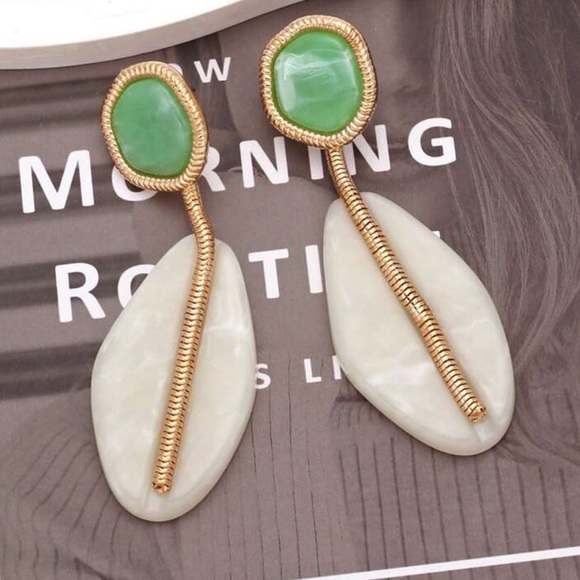 Zara Geometric Resin Earrings - Picture 3 of 7